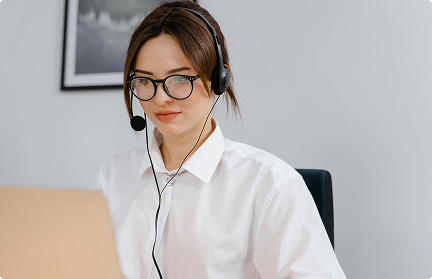 Conseillère avec casque d'écoute